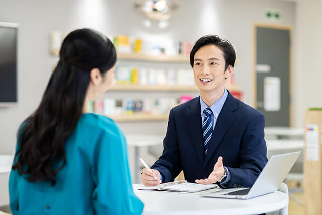 アウトバウンド営業とは。インバウンドとの違いや代表的な手法も解説!